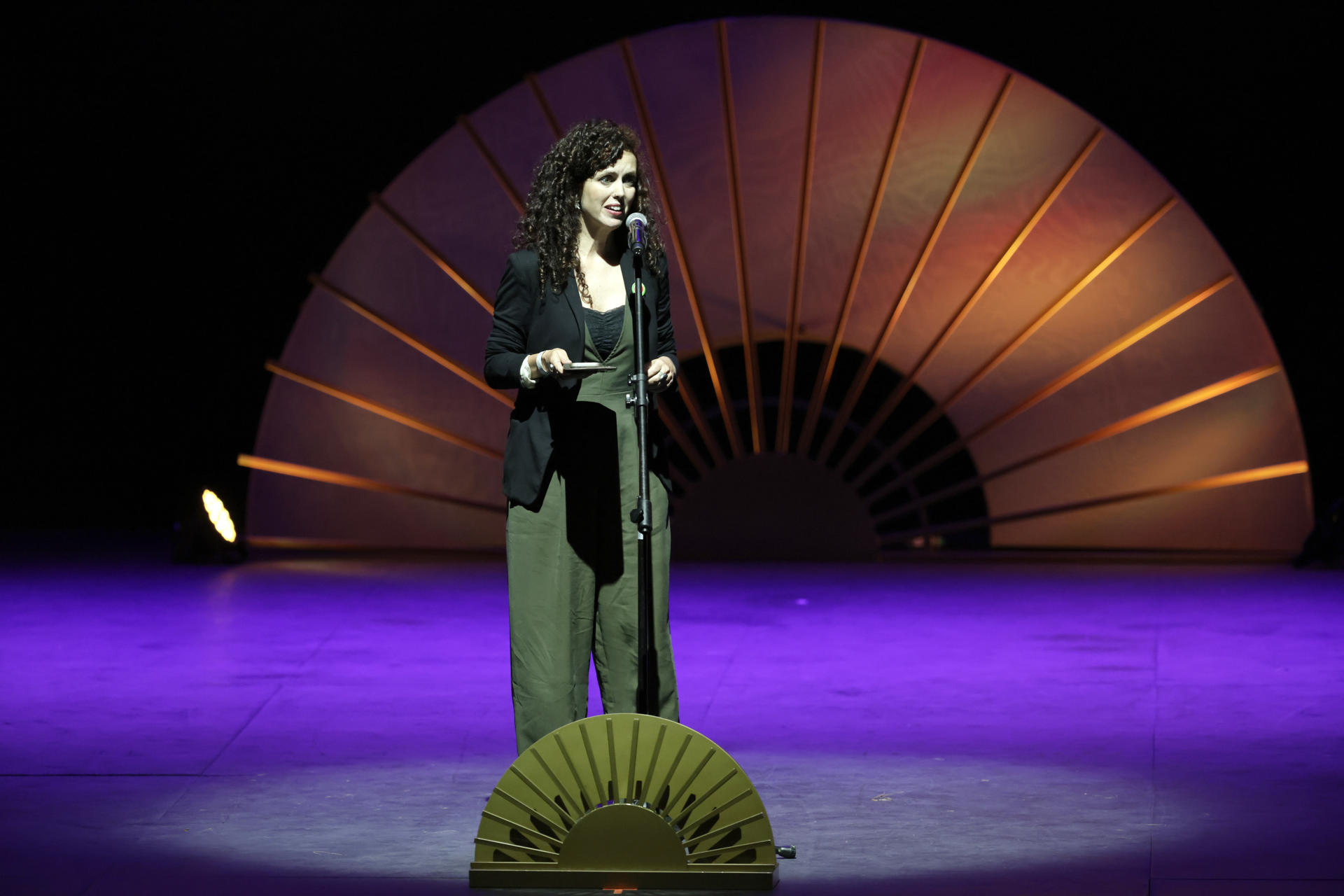 La periodista española Isabel Cárdenas (i) fue captada este 24 de julio tras recibir el premio como ganadora en la categoría de Audio del XIV Festival Gabo de periodismo, en el Teatro Municipal Jorge Eliécer Gaitán, en Bogotá (Colombia). EFE/Carlos Ortega
