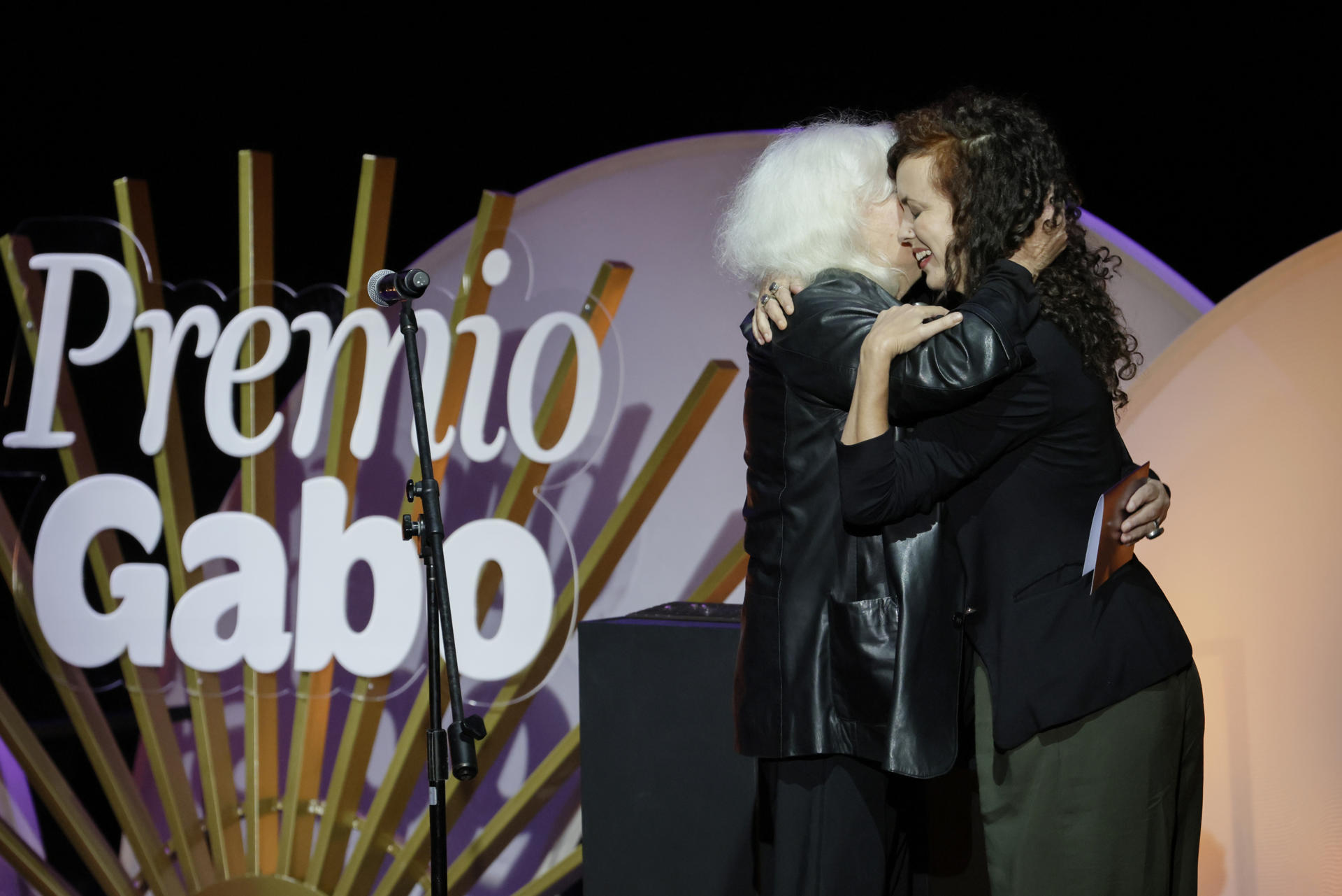 La periodista española Isabel Cárdenas (d) fue captada este 24 de julio al festejar la obtención del premio como ganadora en la categoría de Audio del XIV Festival Gabo de periodismo, en el Teatro Municipal Jorge Eliécer Gaitán, en Bogotá (Colombia). EFE/Carlos Ortega
