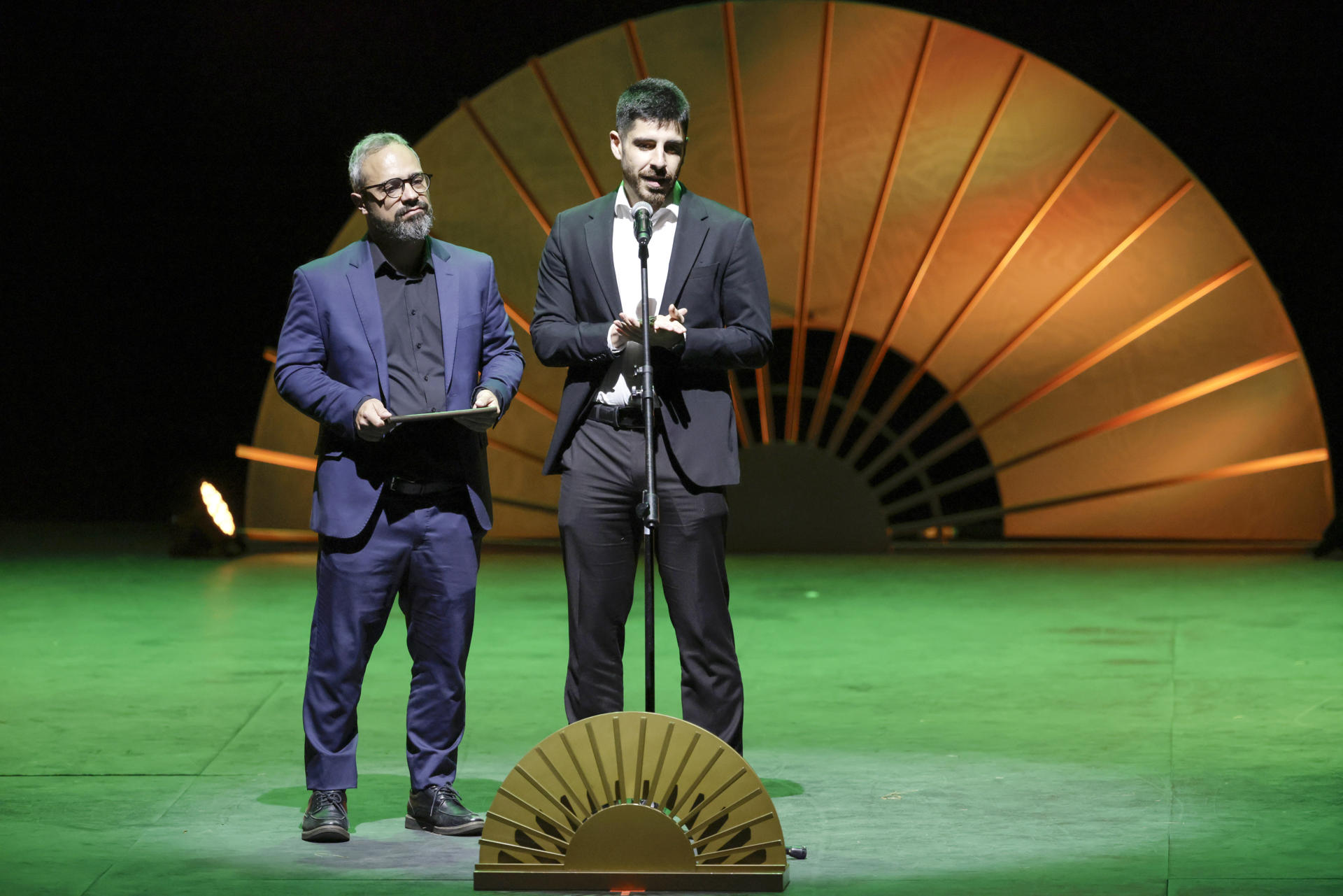 Los periodistas Artur Rodrigues (i) y Renan Porto (d) reciben el premio como ganadores en la categoría Cobertura durante la ceremonia de entrega del los Premios Gabo en el Teatro Municipal Jorge Eliécer Gaitán este viernes, en Bogotá (Colombia). EFE/ Carlos Ortega
