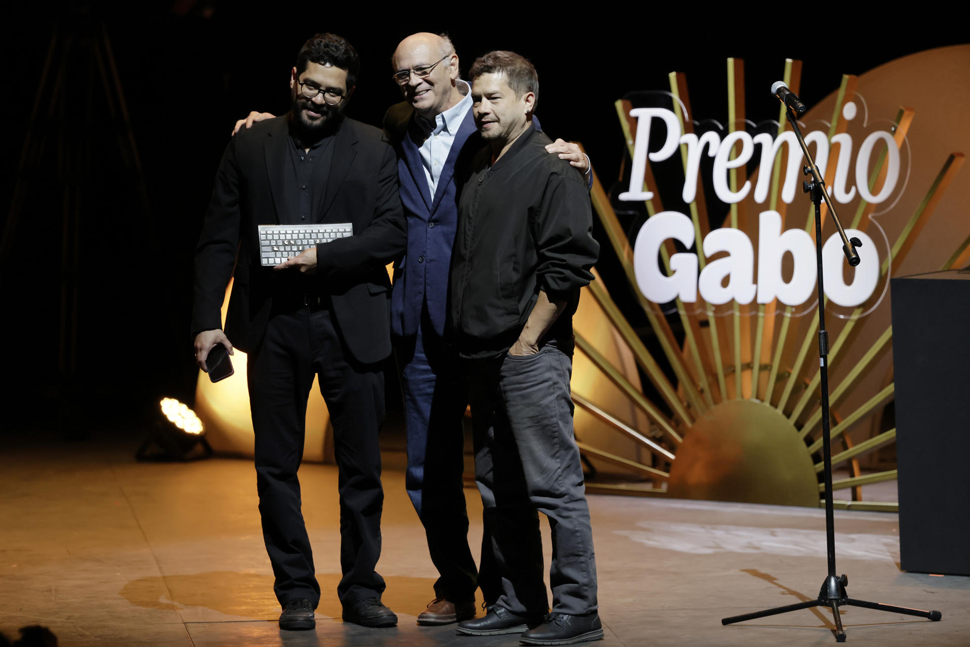 Los periodistas Carlos Martinez (i) y Oscar Martinez (d) reciben el premio como ganadores en la categoría Texto durante la ceremonia de entrega del los Premios Gabo en el Teatro Municipal Jorge Eliécer Gaitán este viernes, en Bogotá (Colombia). EFE/ Carlos Ortega
