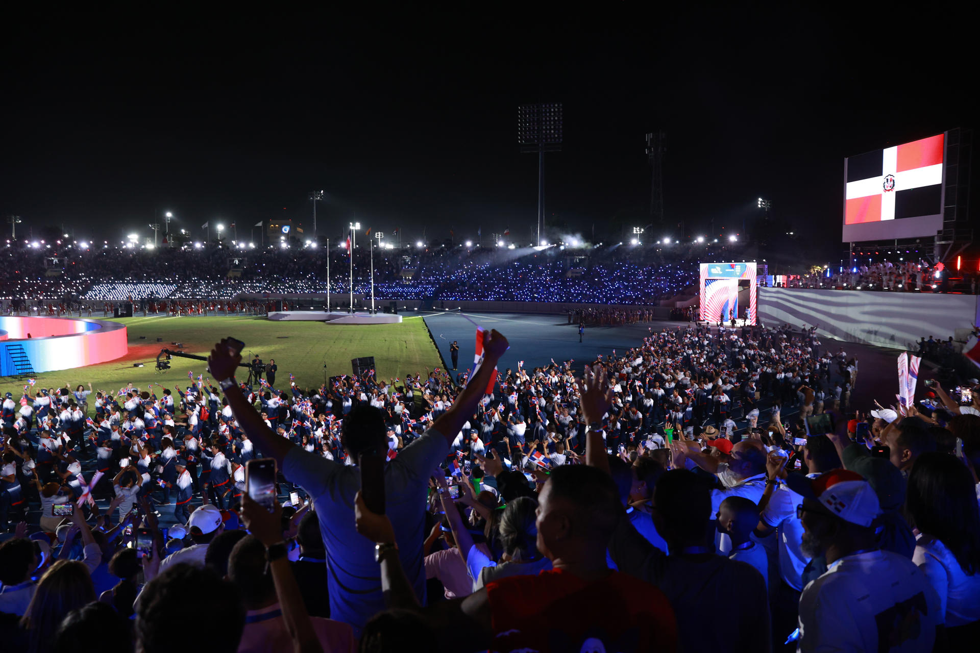 Miles de dominicanos animaron este viernes desde las gradas del estadio Félix Sánchez, la inauguración en Santo Domingo de los XXV Juegos Centroamericanos y del Caribe. EFE/ Orlando Barría
