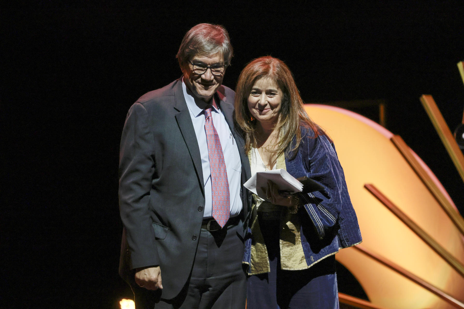 La periodista colombiana Catalina Gómez Ángel recibe el Reconocimiento a la Excelencia del Premio Gabo 2026 de manos del director general y cofundador de la Fundación Gabo, Jaime Abello, este viernes, en el Teatro Municipal Jorge Eliécer Gaitán, en Bogotá (Colombia). EFE/ Carlos Ortega