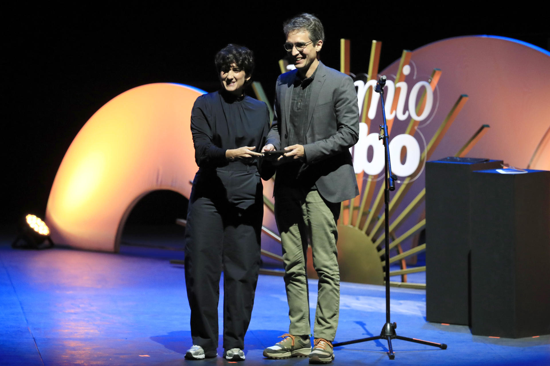 El periodista Caio Cavechini (d) de Brasil recibe el premio como ganador en la categoría Imagen durante la ceremonia de entrega del los Premios Gabo en el Teatro Municipal Jorge Eliécer Gaitán este viernes, en Bogotá (Colombia). EFE/ Carlos Ortega