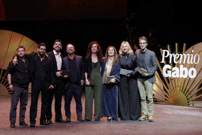Los ganadores de los Premios Gabo 2026 posan en el Teatro Municipal Jorge Eliécer Gaitán este viernes, en Bogotá (Colombia). EFE/ Carlos Ortega
