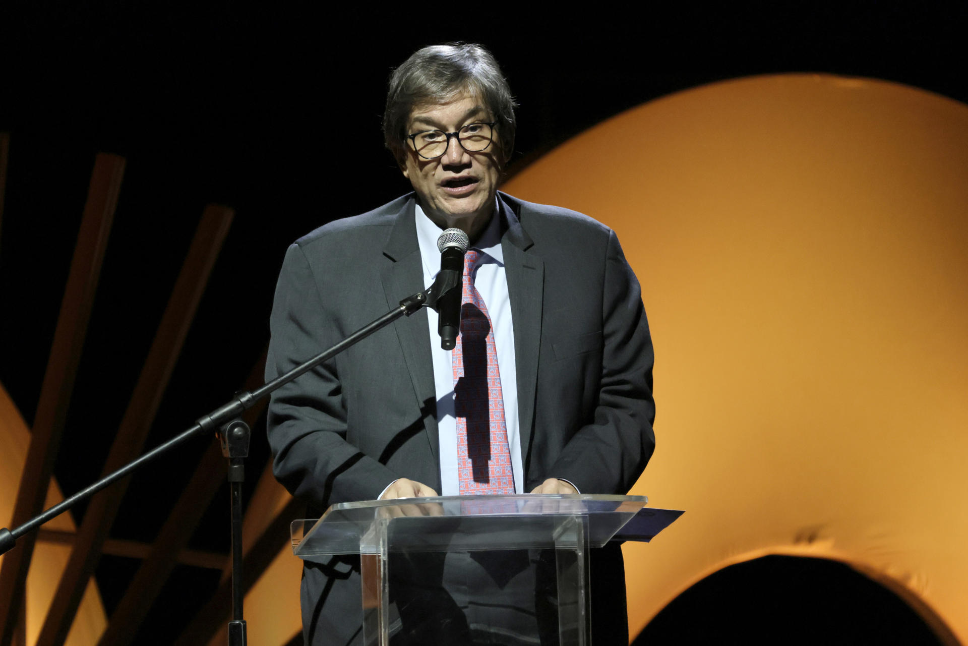 El director general y cofundador de la Fundación Gabo, Jaime Abello, habla durante la ceremonia de entrega de los Premios Gabo en el Teatro Municipal Jorge Eliécer Gaitán este viernes, en Bogotá (Colombia). EFE/ Carlos Ortega