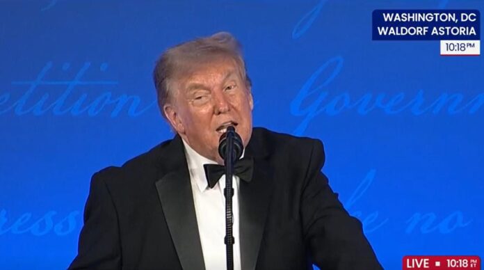 Captura de una transmisión de la cadena C-Span del presidente de EE.UU., Donald Trump, durante la Cena de Corresponsales de La Casa Blanca este viernes. EFE/ C-Span /SOLO USO EDITORIAL/ SOLO DISPONIBLE PARA ILUSTRAR LA NOTICIA QUE ACOMPAÑA (CRÉDITO OBLIGATORIO)
