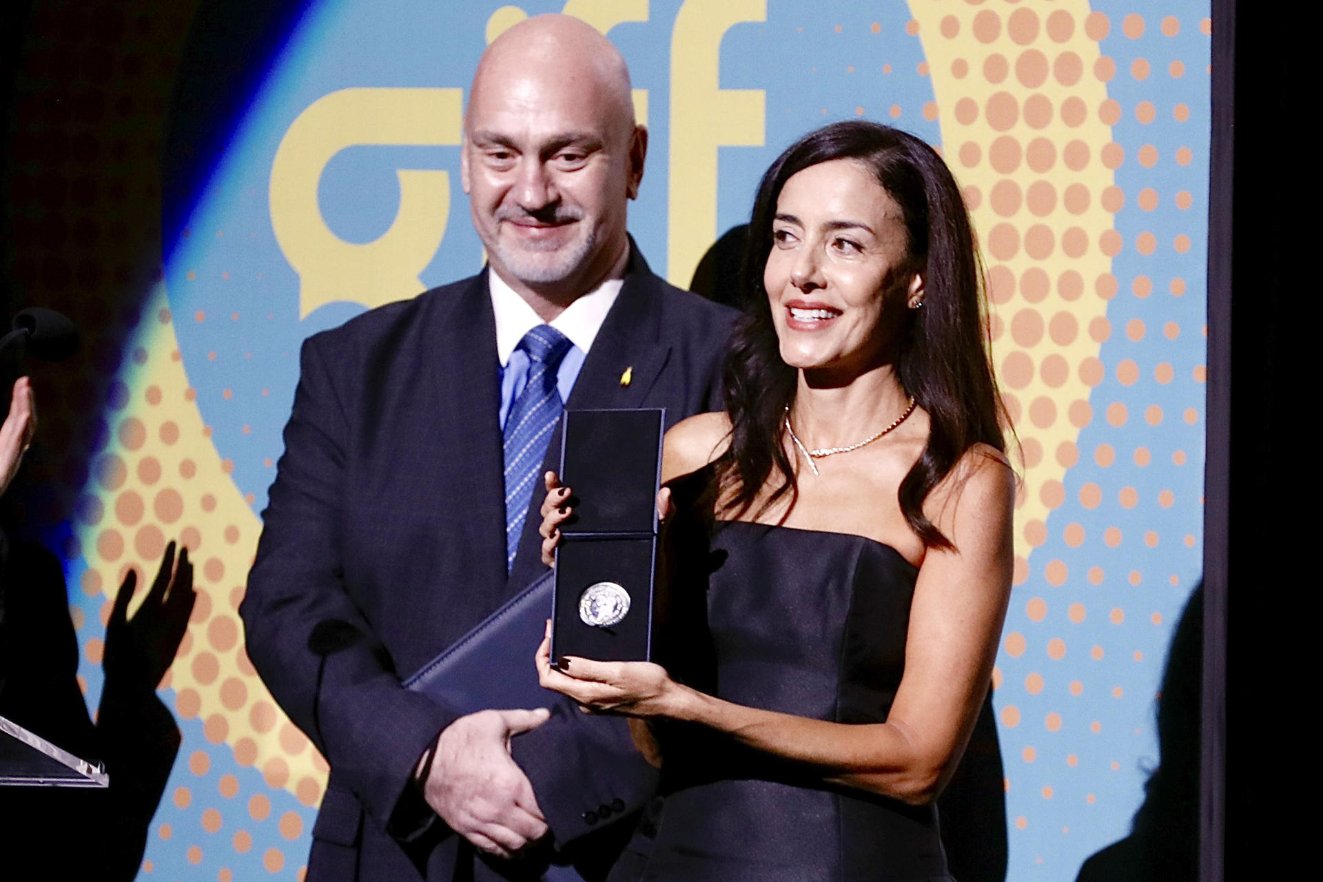 La actriz Cecilia Suárez recibe la Medalla Filmoteca UNAM en la inauguración del Festival Internacional de Cine de Guanajuato (GIFF) este viernes, en Guanajuato (México). EFE/Luis Ramírez
