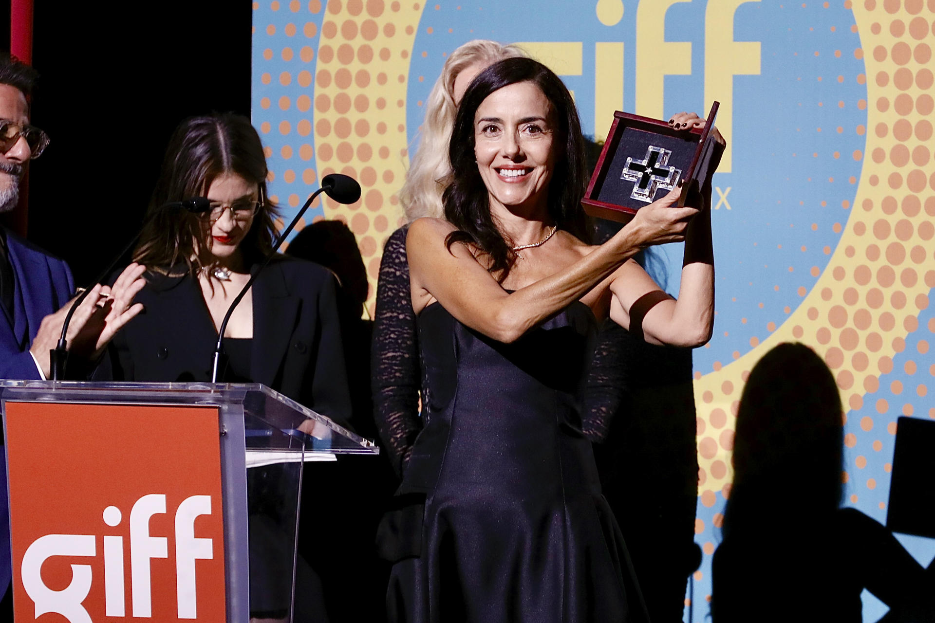 La actriz Cecilia Suárez recibe el galardón de Plata 'Más Cine' en la inauguración del Festival Internacional de Cine de Guanajuato (GIFF) este viernes, en Guanajuato (México). EFE/Luis Ramírez
