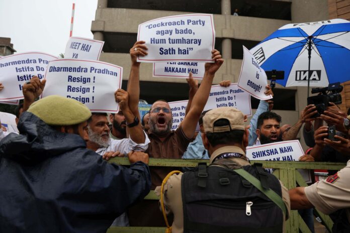 Miembros del Partido Aam Aadmi (AAP) protestan en apoyo del movimiento juvenil indio Cockroach Janta Party (CJP), conocido como 
