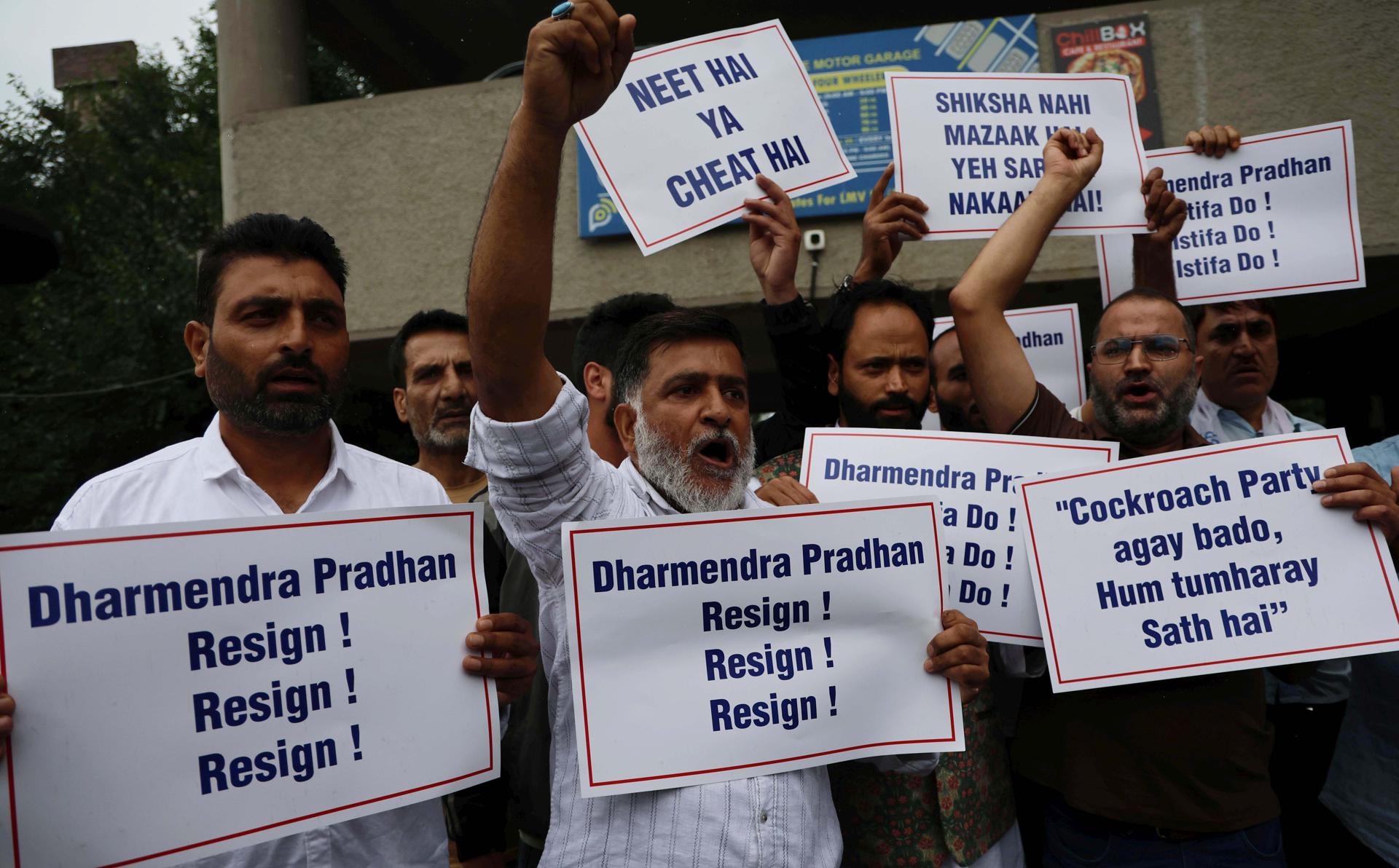 Miembros del Partido Aam Aadmi (AAP) protestan en apoyo del movimiento juvenil indio Cockroach Janta Party (CJP), conocido como "Cucarachas", exigiendo al Gobierno una respuesta sobre la dimisión del ministro de Educación, Dharmendra Pradhan, antes de una nueva ronda de conversaciones para intentar contener las protestas por irregularidades en exámenes oficiales. EFE/EPA/FAROOQ KHAN