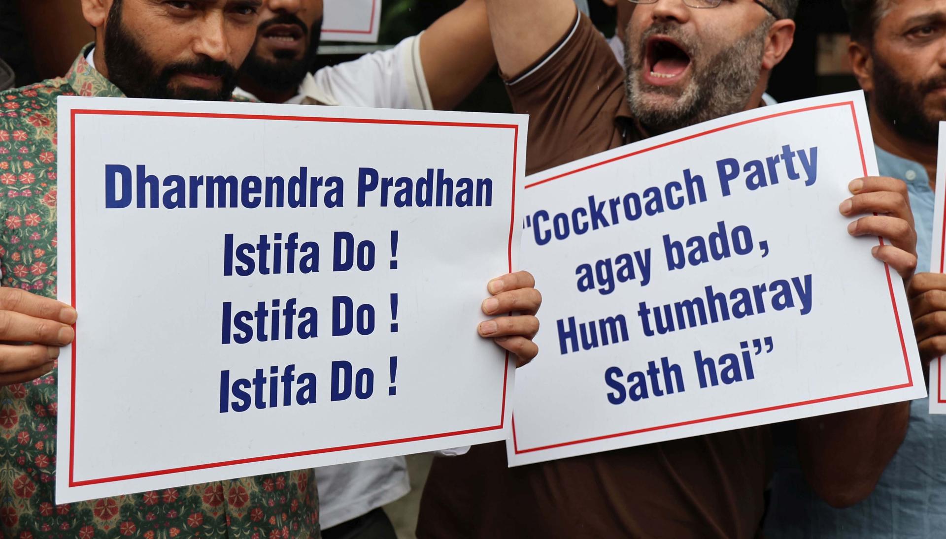 Miembros del Partido Aam Aadmi (AAP) protestan en apoyo del movimiento juvenil indio Cockroach Janta Party (CJP), conocido como "Cucarachas", exigiendo al Gobierno una respuesta sobre la dimisión del ministro de Educación, Dharmendra Pradhan, antes de una nueva ronda de conversaciones para intentar contener las protestas por irregularidades en exámenes oficiales. EFE/EPA/FAROOQ KHAN