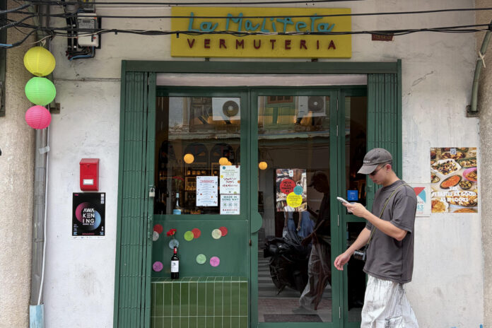 Fotografía de la entrada de la Vermutería La Malifeta, en Bangkok, un local que apuesta por importar a Asia la clásica hora del vermut europea. EFE/ María Carcaboso Abrié

