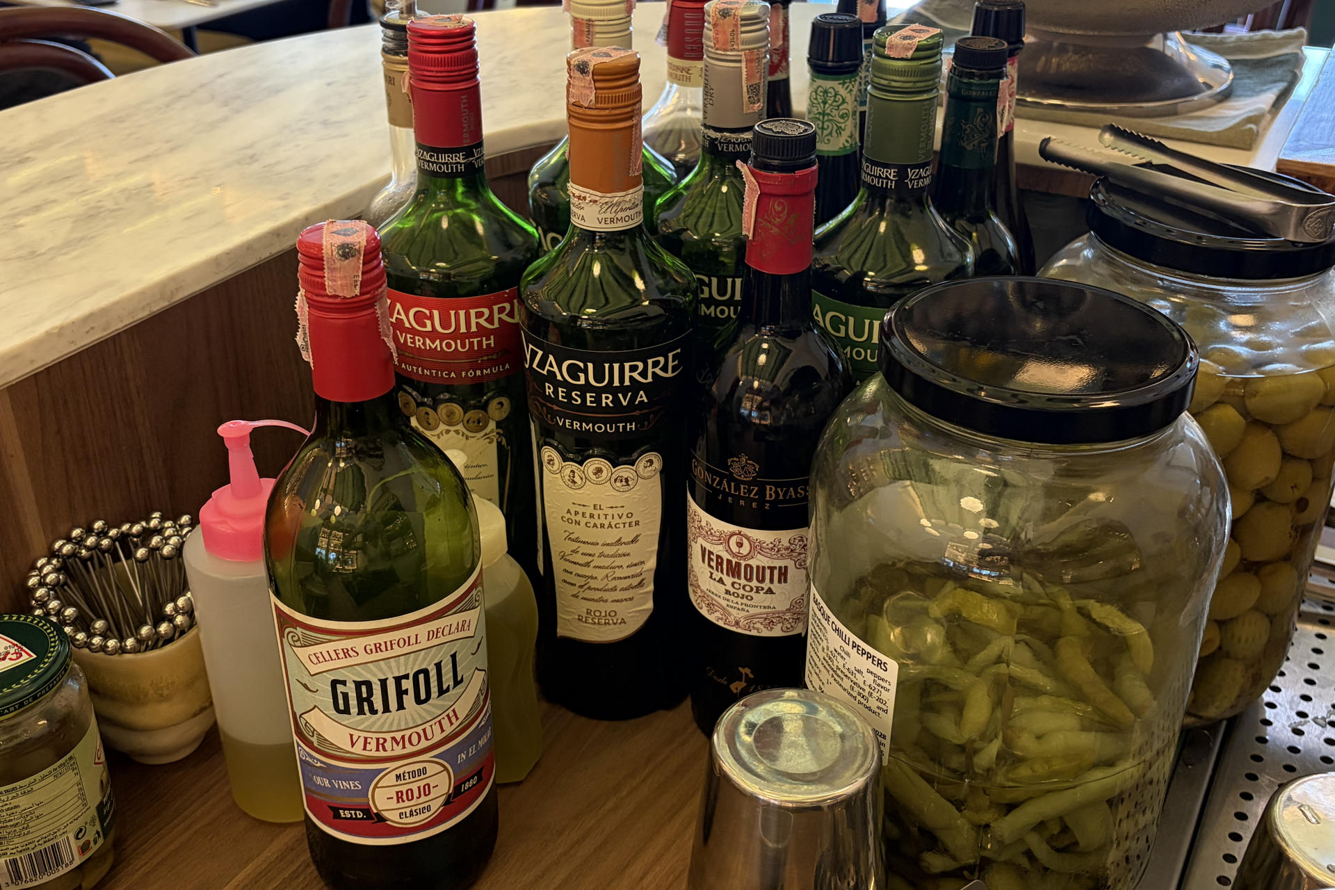 Fotografía de varias bebidas de la Vermutería La Malifeta, en Bangkok, que apuesta por importar a Asia la clásica hora del vermut europea. EFE/ María Carcaboso Abrié