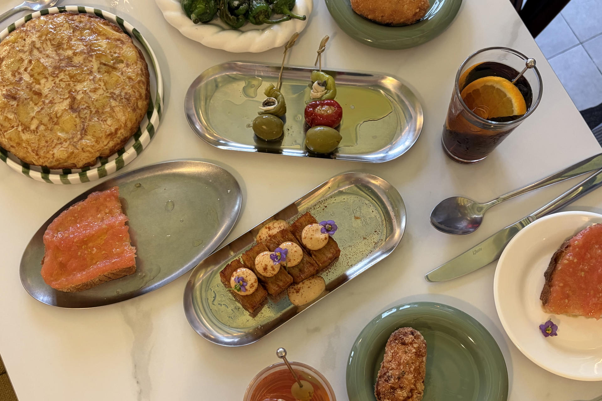 Fotografía de tapas de la Vermutería La Malifeta, en Bangkok, que apuesta por importar a Asia la clásica hora del vermut europea. EFE/ María Carcaboso Abrié