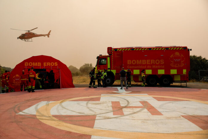 Medios terrestre y aéreos combaten este sábado el gran incendio forestal de Madrid. EFE/Mariscal
