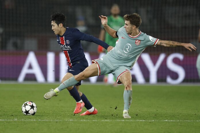 Kang-in Lee y Pablo Barrios, en un PSG-Atlético de Madrid en 2024. EFE/EPA/YOAN VALAT
