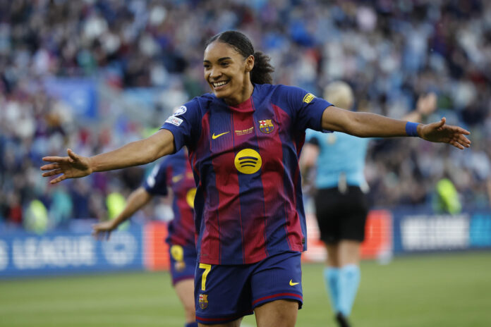 La nueva delantera del OL Lyonnes Salma Paralluelo en una imagen de archivo con su anterior equipo, el FC Barcelona. EFE/Alberto Estévez
