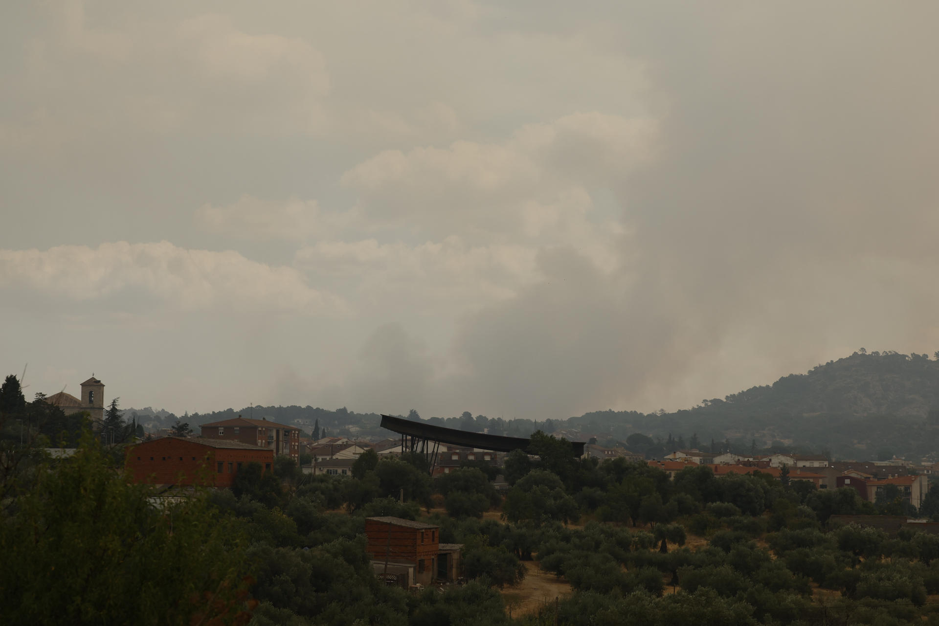 Imagen del humo del grave incendio forestal que afecta al suroeste de la provincia de Madrid. EFE/Mariscal