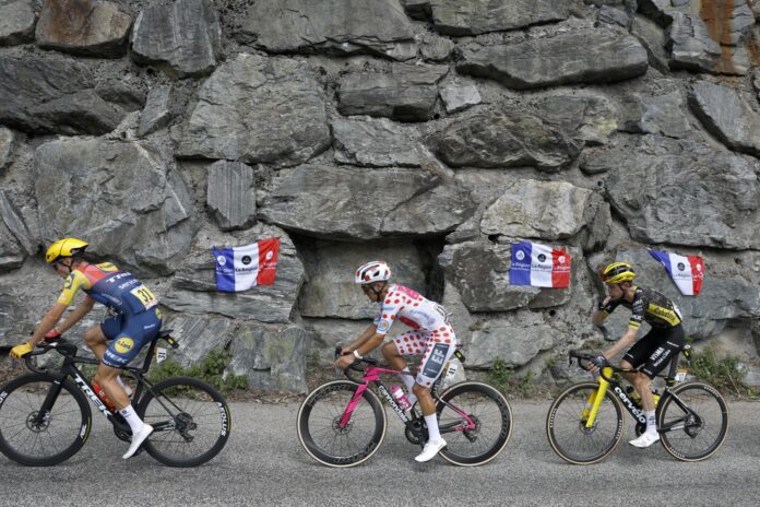 (I-D) El ciclista español Juan Ayuso de Lidl-Trek, el ciclista ecuatoriano con el maillot de puntos de la montaña Richard Carapaz de EF Education - EasyPost, y el ciclista estadounidense Sepp Kuss de Team Visma | Lease a Bike en acción durante la Etapa 20 del Tour de Francia, un recorrido de 170,9 km de Le Bourg d'Oisans a Alpe d'Huez, Francia. EFE/EPA/YOAN VALAT
