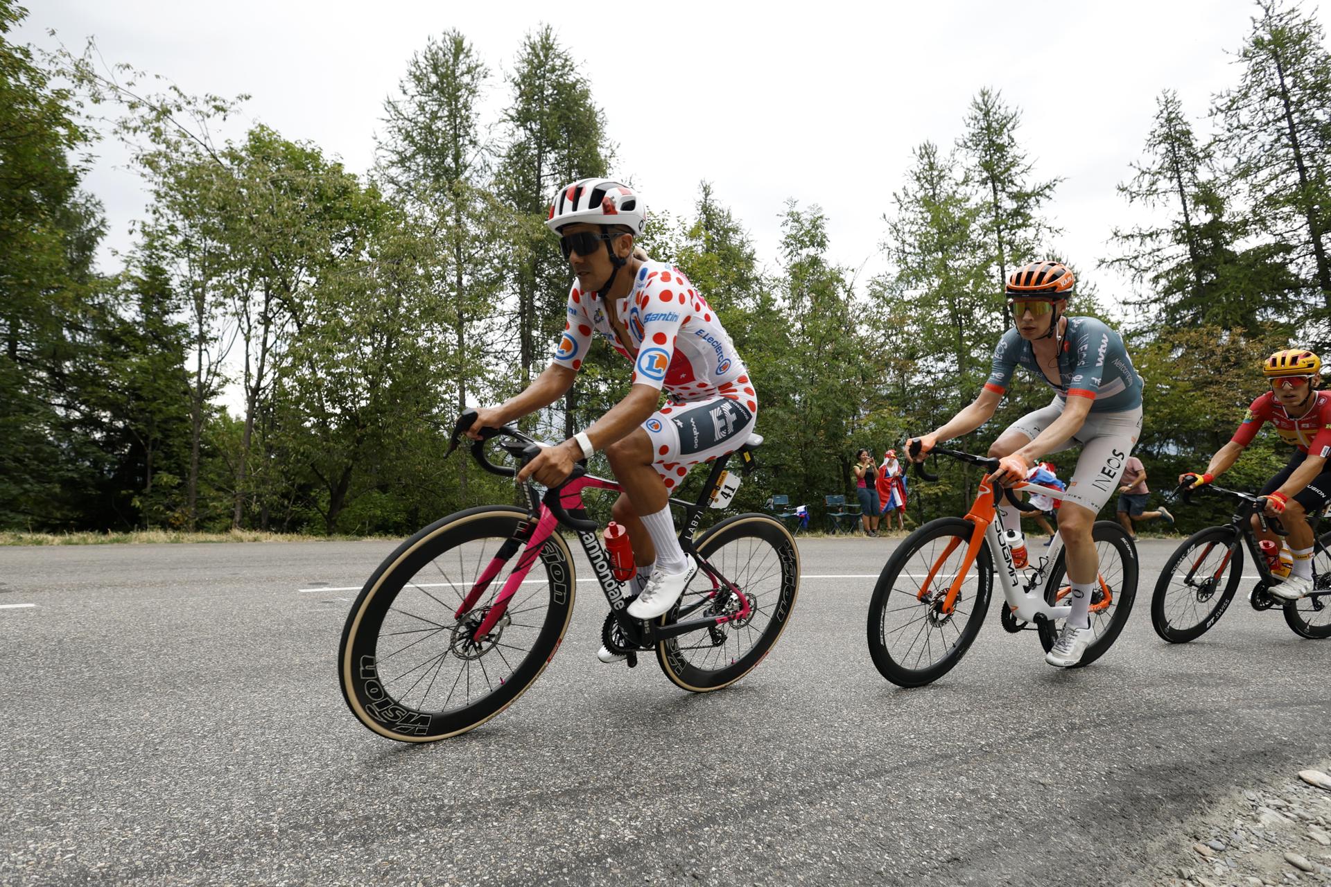 El ciclista Richard Carapaz (I), del EF Education - EasyPost, con el maillot de lunares de mejor escalador, en acción durante la Etapa 20 del Tour de Francia, una ruta de 170,9 km de Le Bourg d'Oisans a Alpe d'Huez, Francia. EFE/EPA/YOAN VALAT
