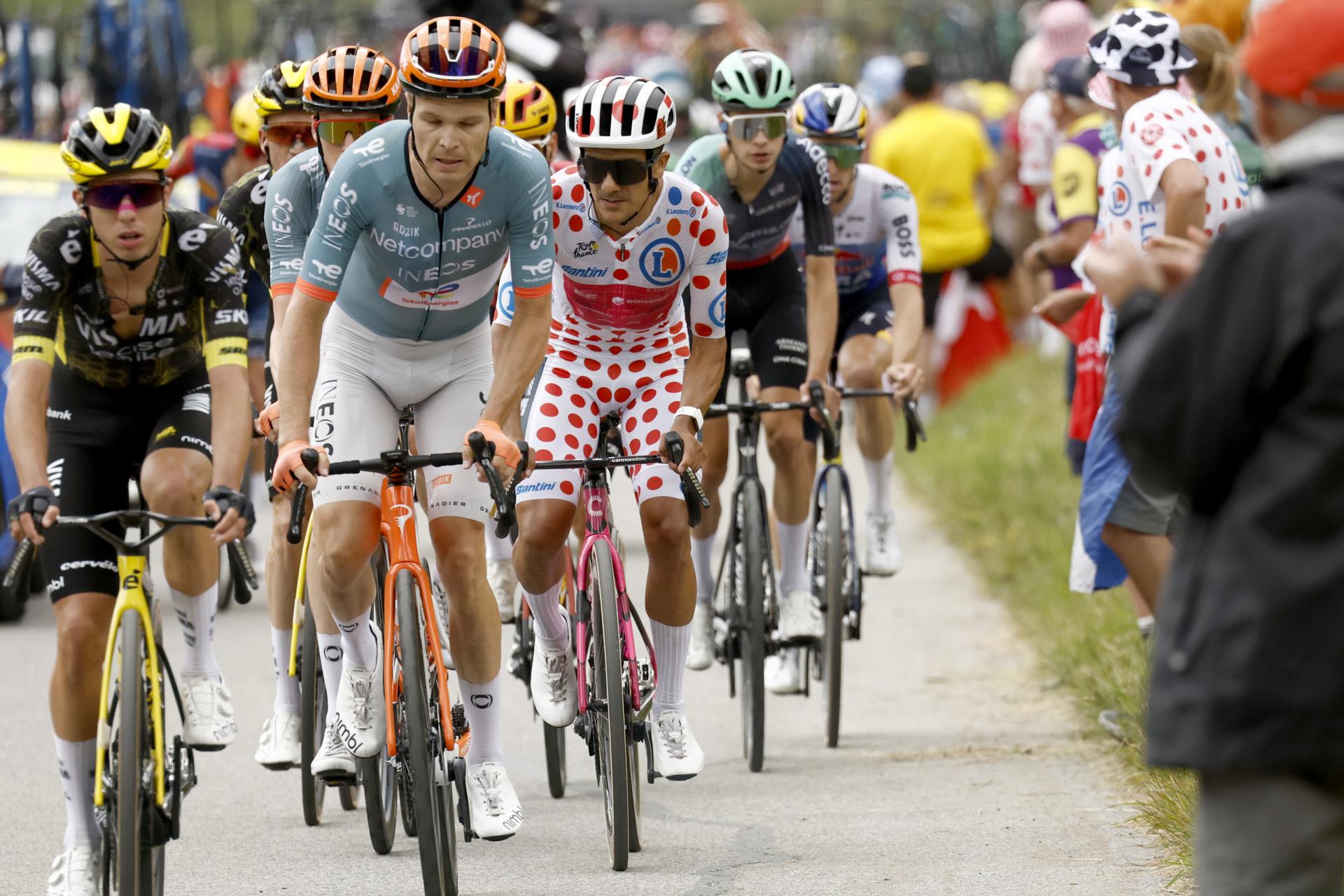 El ciclista ecuatoriano Richard Carapaz (C) de EF Education - EasyPost en acción durante la Etapa 20 del Tour de Francia, una ruta de 170,9 km de Le Bourg d'Oisans a Alpe d'Huez, Francia. EFE/EPA/YOAN VALAT
