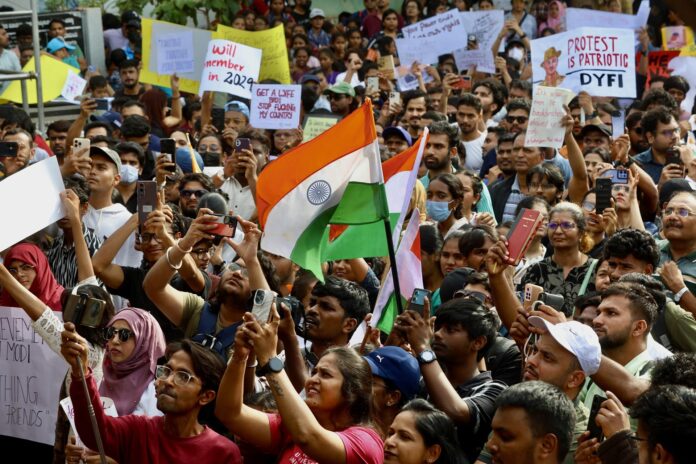 Estudiantes, activistas sociales y simpatizantes del Partido Janta de Cucarachas de la India (CJP) sostienen pancartas durante una protesta, en Bangalore, India, el 25 de julio de 2026. EFE/EPA/JAGADEESH NV
