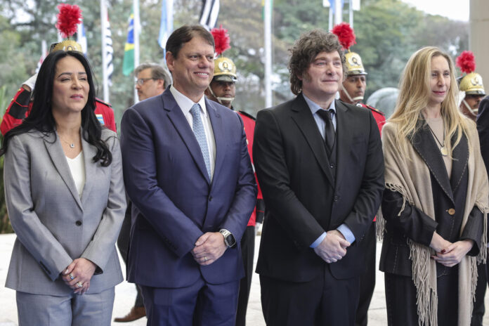 El Gobernador de Sao Paulo, Tarcísio de Freitas (2-i), y su esposa Cristiane Freitas (i), el presidente de Argentina, Javier Milei (2-d), y su hermana, Karina Milei posan a su llegada a una reunión este sábado, en Sao Paulo (Brasil). EFE/ Sebastiao Moreira

