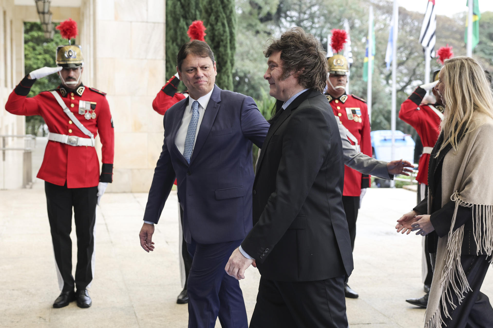 El presidente de Argentina, Javier Milei (c) llega a la reunión con el Gobernador de Sao Paulo, Tarcísio de Freitas, este sábado en Sao Paulo (Brasil). EFE/ Sebastiao Moreira