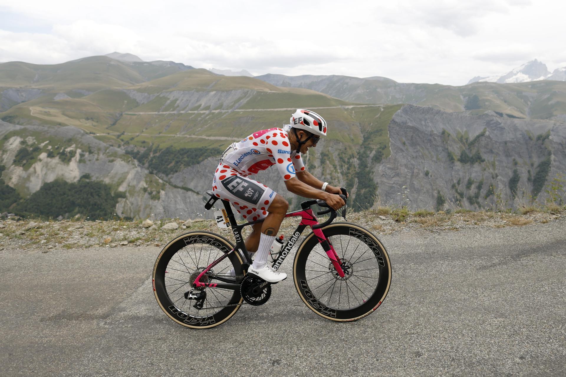 El ecuatoriano Richard Carapaz consiguió en el Alpe d'Huez su segunda victoria en este Tour de Francia, la tercera en total, mientras que el mexicano Isaac del Toro afianzó su tercer puesto en la general, liderada por el esloveno Tadej Pogacar a falta de la jornada simbólica de este domingo. EFE/EPA/YOAN VALAT