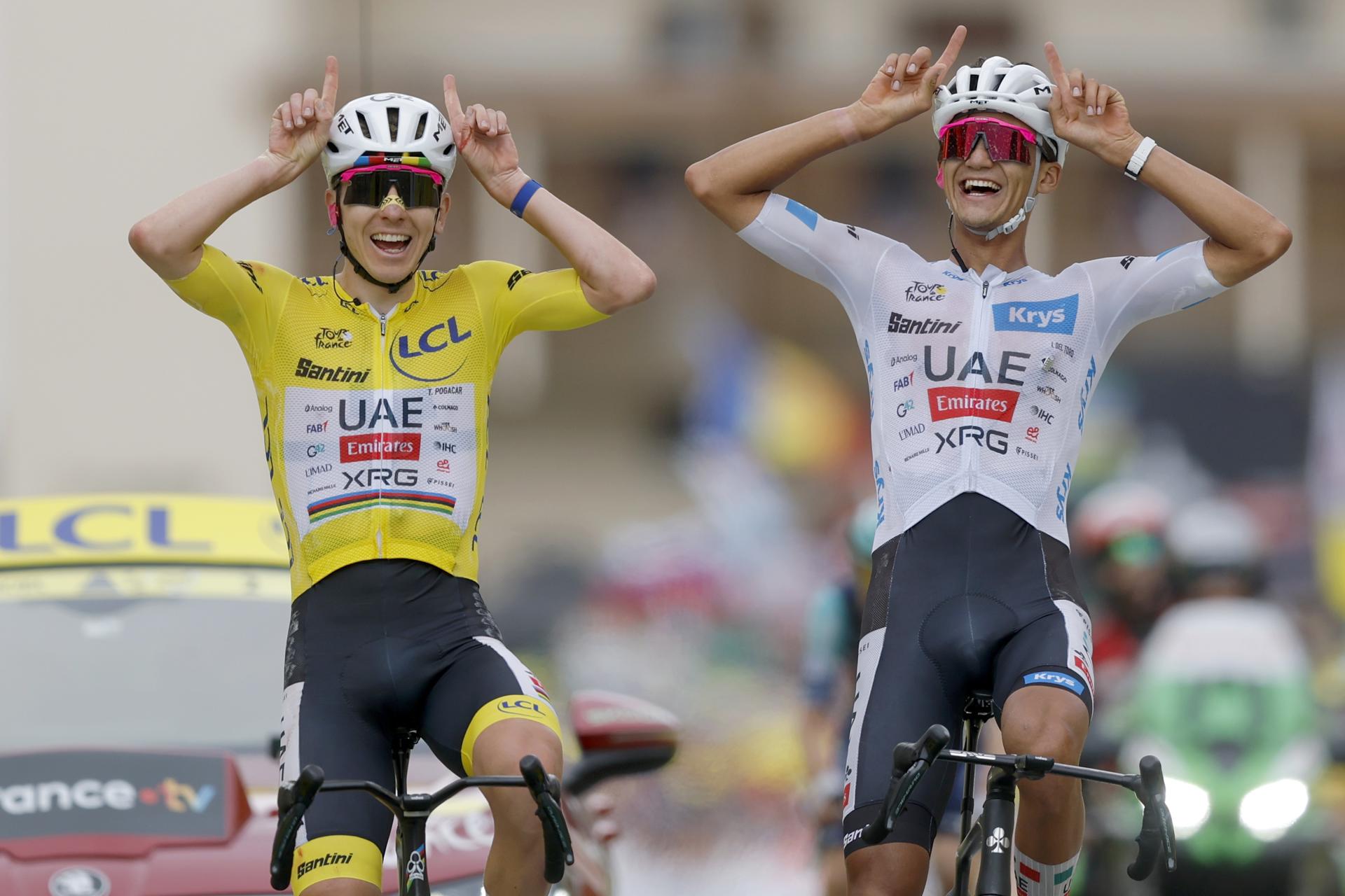 El esloveno Tadej Pogacar (i), ganador virtual del Tour, y su compañero de equipo Isaac del Toro entran a la meta este sábado en la penúltima etapa de la carrera gala EFE/EPA/GUILLAUME HORCAJUELO