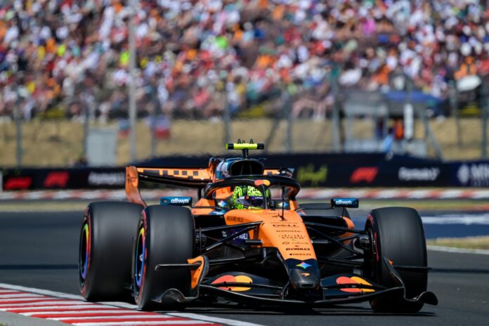 MOGYOROD (Hungría), 25/07/2026.- El inglés Lando Norris (McLaren), último campeón del mundo y ganador en esta pista el año pasado, que saldrá primero este domingo en el Gran Premio de Hungría, el undécimo del Mundial de Fórmula Uno, en el Hungaroring, el circuito de las afueras de Budapest.   EFE/EPA/TamasVasvari

