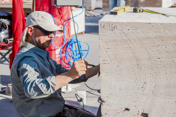 Fotografía cedida por la Bienal de Arte del Chaco que muestra al escultor español Carlos Millán realizando una escultura en el marco de la bienal este viernes, en Resistencia (Argentina). EFE/ Bienal del Chaco
