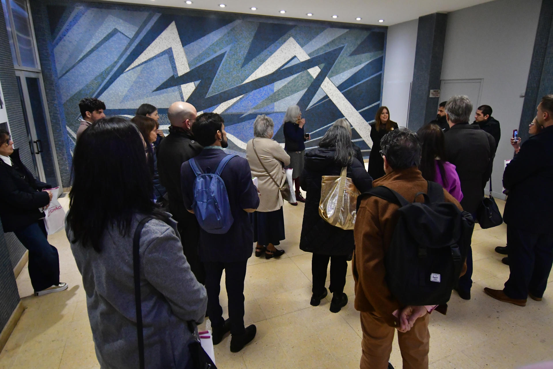 Fotografía cedida por la Bienal de Arte del Chaco que muestra a personas asistiendo a la bienal este viernes, en Resistencia (Argentina). EFE/ Bienal del Chaco

