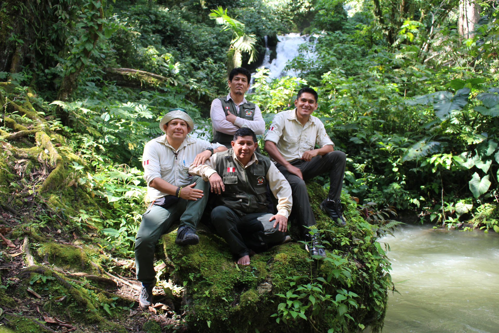Fotografía del 14 de mayo de 2026 que muestra desde la izquierda, al analista del Parque Cordillera Azul, Darwin Córdoba; a los Guardaparques Amado Racho, Agustín Macedo y Wilder Casamayo, posando en el Parque Cordillera Azul (Perú). Pese a que la deforestación y la aparición de actividades ilegales en la Amazonía de Perú son amenazas constantes, el compromiso y silenciosa labor de los guardaparques ha logrado casos de éxito como el Parque Nacional Cordillera Azul, que permanece intacto gracias a la articulación con comunidades que rodean esta inmensa extensión de bosque tropical. EFE/ Paula Bayarte
