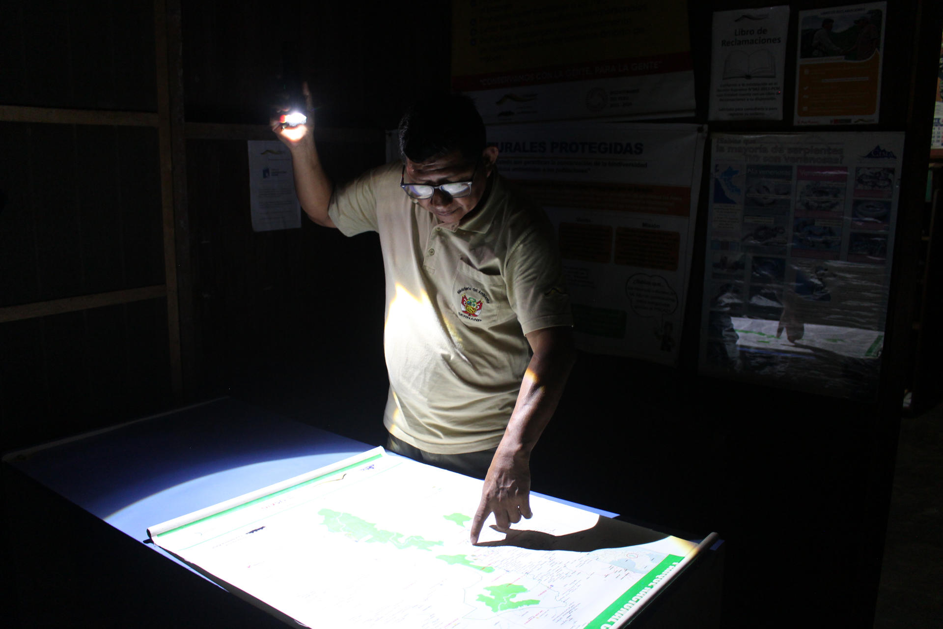 Fotografía del 14 de mayo de 2026 que muestra al guardaparque Agustín Macedo señalando un mapa durante un recorrido por el Parque Cordillera Azul (Perú). Pese a que la deforestación y la aparición de actividades ilegales en la Amazonía de Perú son amenazas constantes, el compromiso y silenciosa labor de los guardaparques ha logrado casos de éxito como el Parque Nacional Cordillera Azul, que permanece intacto gracias a la articulación con comunidades que rodean esta inmensa extensión de bosque tropical. EFE/ Paula Bayarte
