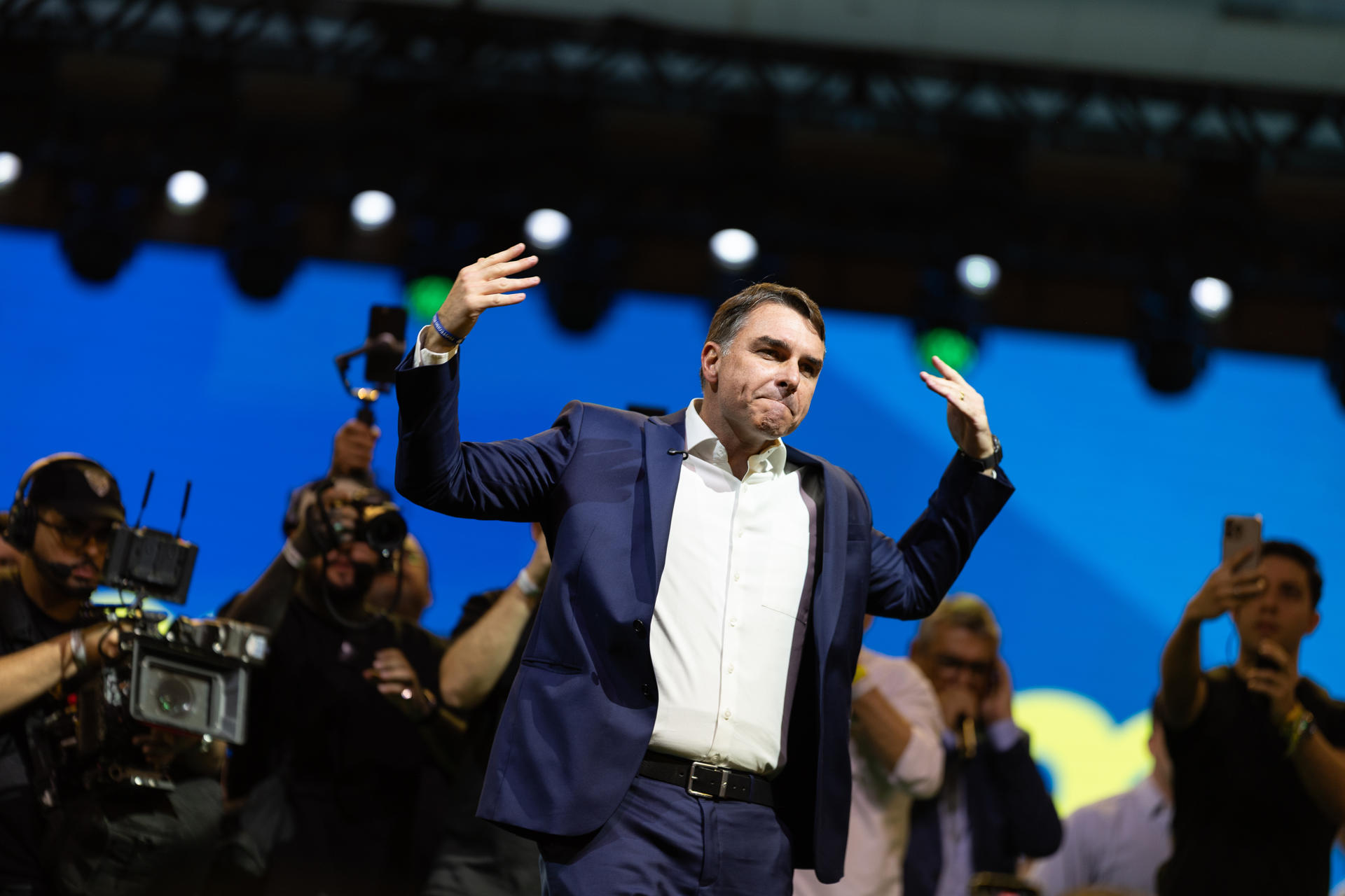 El senador de Brasil Flávio Bolsonaro reacciona en la convención nacional del Partido Liberal de Brasil (PL) este sábado, en São Paulo (Brasil). El PL que lidera el expresidente Jair Bolsonaro, dio inicio a la convención para proclamar a su hijo mayor, Flávio, como candidato presidencial para las elecciones del próximo octubre. EFE/ Isaac Fontana
