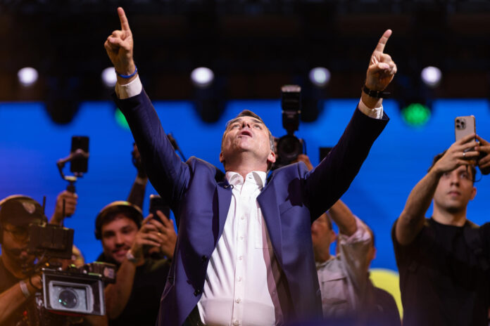 El senador de Brasil Flávio Bolsonaro reacciona en la convención nacional del Partido Liberal de Brasil (PL) este sábado, en São Paulo (Brasil). EFE/ Isaac Fontana
