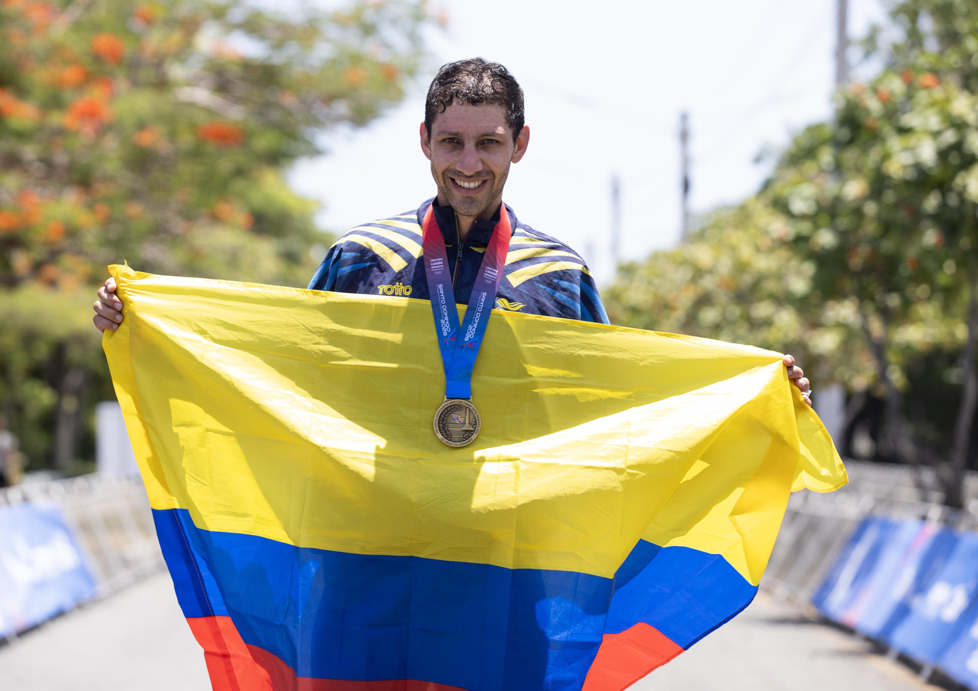 Walter Vargas de Colombia posa al obtener la medalla de oro en la competencia Contrareloj individual masculina en Ciclismo ruta, durante los XXV Juegos Centroamericanos y del Caribe Santo Domingo 2026 este sábado, en Santo Domingo (República Dominicana). EFE/ Orlando Barría
