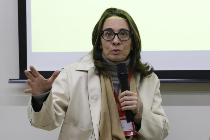 La decana de la Facultad de Derecho de la Universidad de Los Andes, Catalina Botero-Marino, habla durante la charla ‘Crisis climática en medio de crisis democrática‘ este sábado, en el marco del Festival Gabo en Bogotá (Colombia). EFE/ Carlos Ortega

