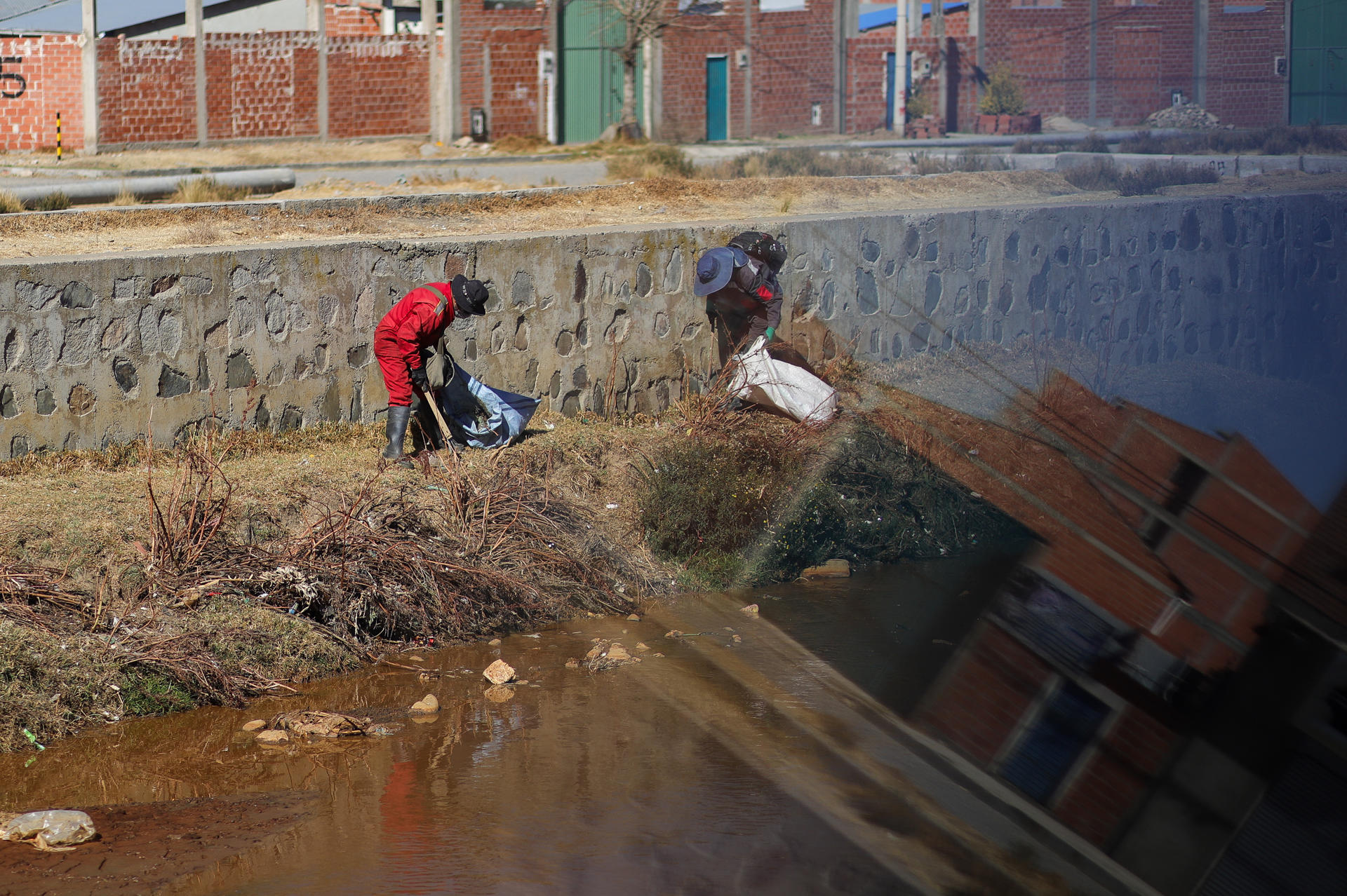 Personas participan en una jornada de limpieza del río Seke, contaminado por basura y otros desechos que desembocan en el lago Titicaca, este sábado en El Alto (Bolivia). EFE/ Gabriel Márquez