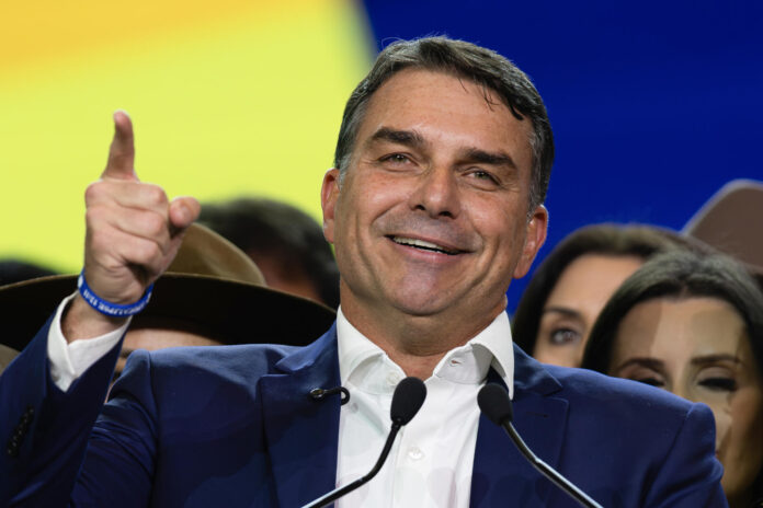 El senador de Brasil Flávio Bolsonaro (c) habla en la convención nacional del Partido Liberal de Brasil (PL) este sábado, en São Paulo (Brasil). EFE/ Isaac Fontana
