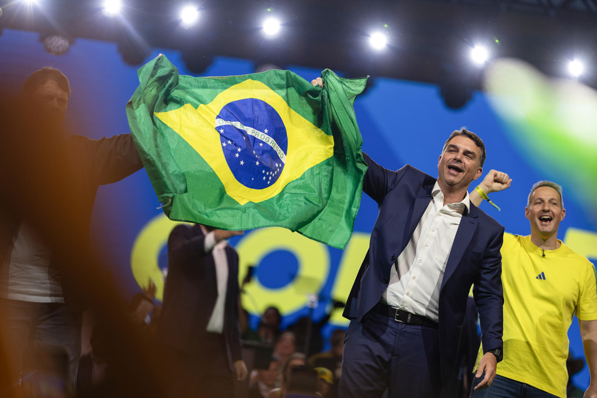 El senador de Brasil Flávio Bolsonaro (2-d) reacciona en la convención nacional del Partido Liberal de Brasil (PL) este sábado, en São Paulo (Brasil). EFE/ Isaac Fontana
