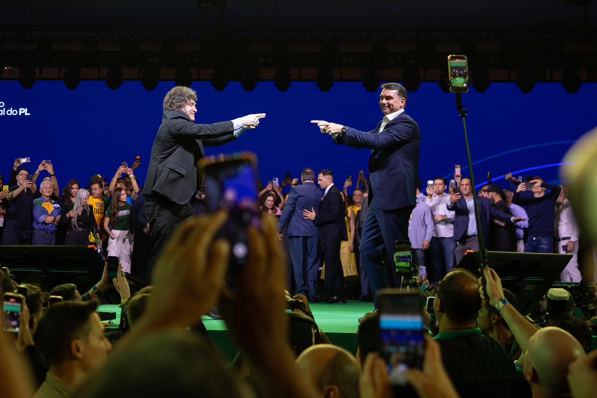 El senador de Brasil Flávio Bolsonaro (d) y el presidente de Argentina, Javier Milei (i), reaccionan en la convención nacional del Partido Liberal de Brasil (PL) este sábado, en São Paulo (Brasil). EFE/ Isaac Fontana
