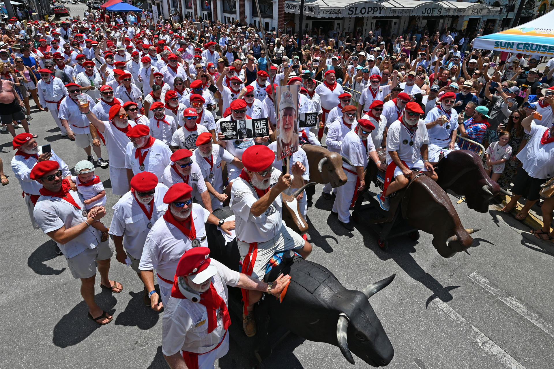 Fotografía cedida por Sloppy Joe's Bar donde aparecen ganadores de ediciones anteriores y participantes actuales del Concurso Anual de Dobles de Hemingway, iniciando su famoso 'Encierro de toros', una parodia del evento homónimo de Pamplona (España), este sábado en Cayo Hueso (Estados Unidos). EFE/ Andy Newman