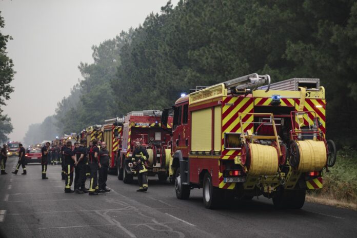 Decenas de bomberos trabajan en una línea de contención del fuego en la región de Burdeos, al suroeste de Francia, el 25 de julio de 2026. EFE/EPA/ASTRID LAGOUGNE
