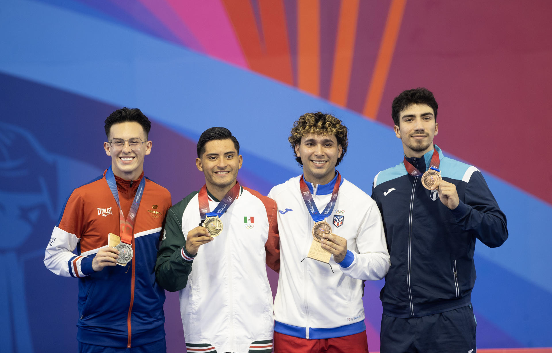 El mexicano William Arroyo (2-i) exhibe su medalla de oro en la premiación del taekwsondo poosae de los Juegos Centroamericanos y del Caribe (JCC) Santo Domingo 2026 junto al costarricence Víctor Cantillano (i), medalla de plata (i), el puertorriqueño Luis Colón y César Aguilar de Guatemala (d), medalla de bronce. EFE/ Orlando Barría