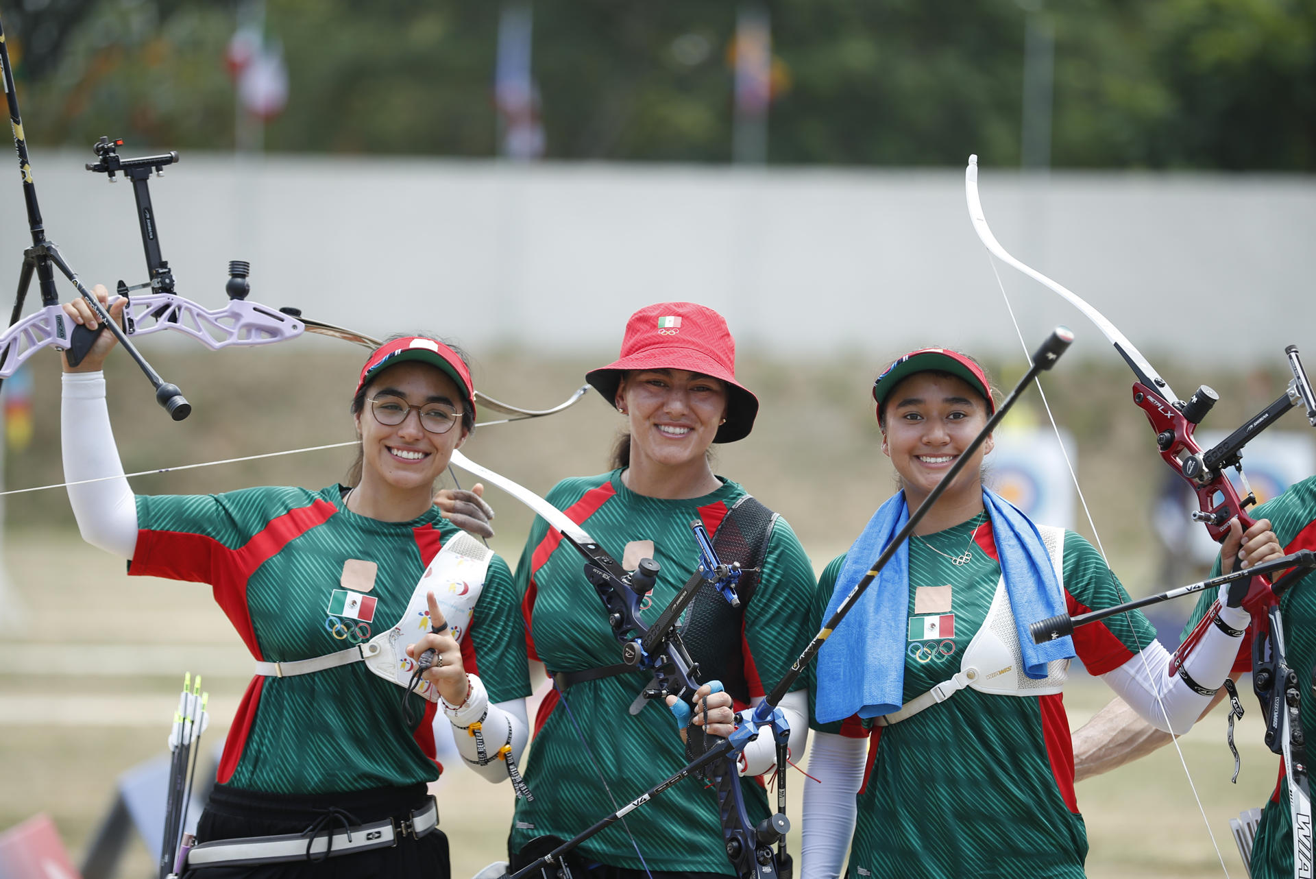 Las mexicanas Alejandra Valencía (c), Angela Ruiz (d) y Ana Vázquez se adjudicaron este sábado la medalla de oro en la modalidad de arco recurvo de los XXV Juegos Centroamericanos y del Caribe (JCC) Santo Domingo 2026. EFE/ Rodrigo Sura