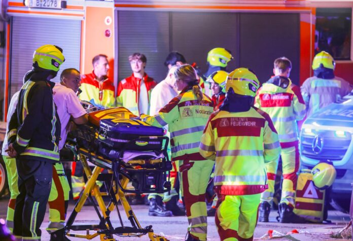 Agentes de policía y personal de seguridad trabajan cerca del lugar donde varias personas resultaron heridas durante un atropello múltiple en Berlín. EFE/Clemens Bilan
