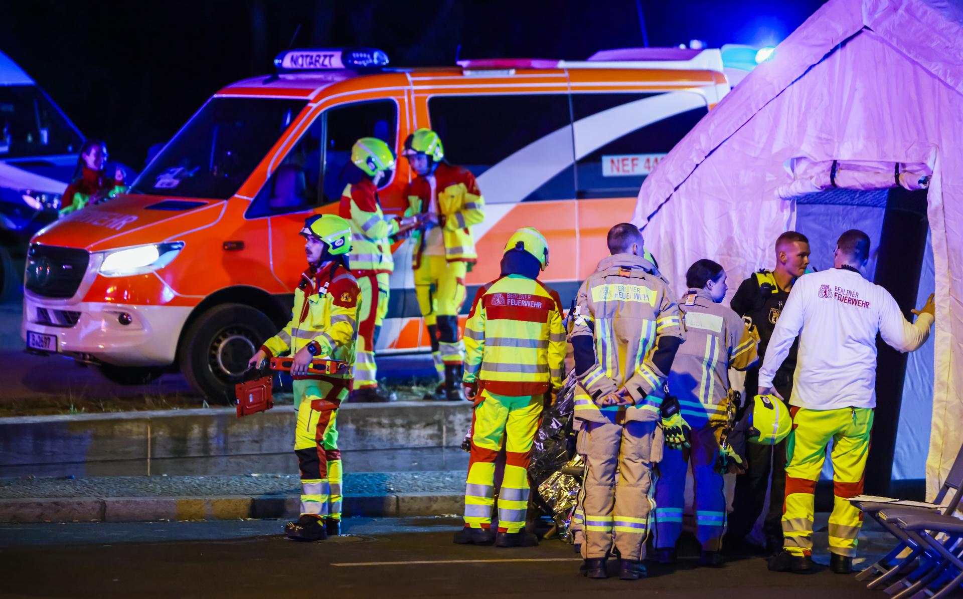 Agentes de policía y personal de seguridad trabajan cerca del lugar donde varias personas resultaron heridas durante un atropello múltiple en Berlín. EFE/Clemens Bilan
