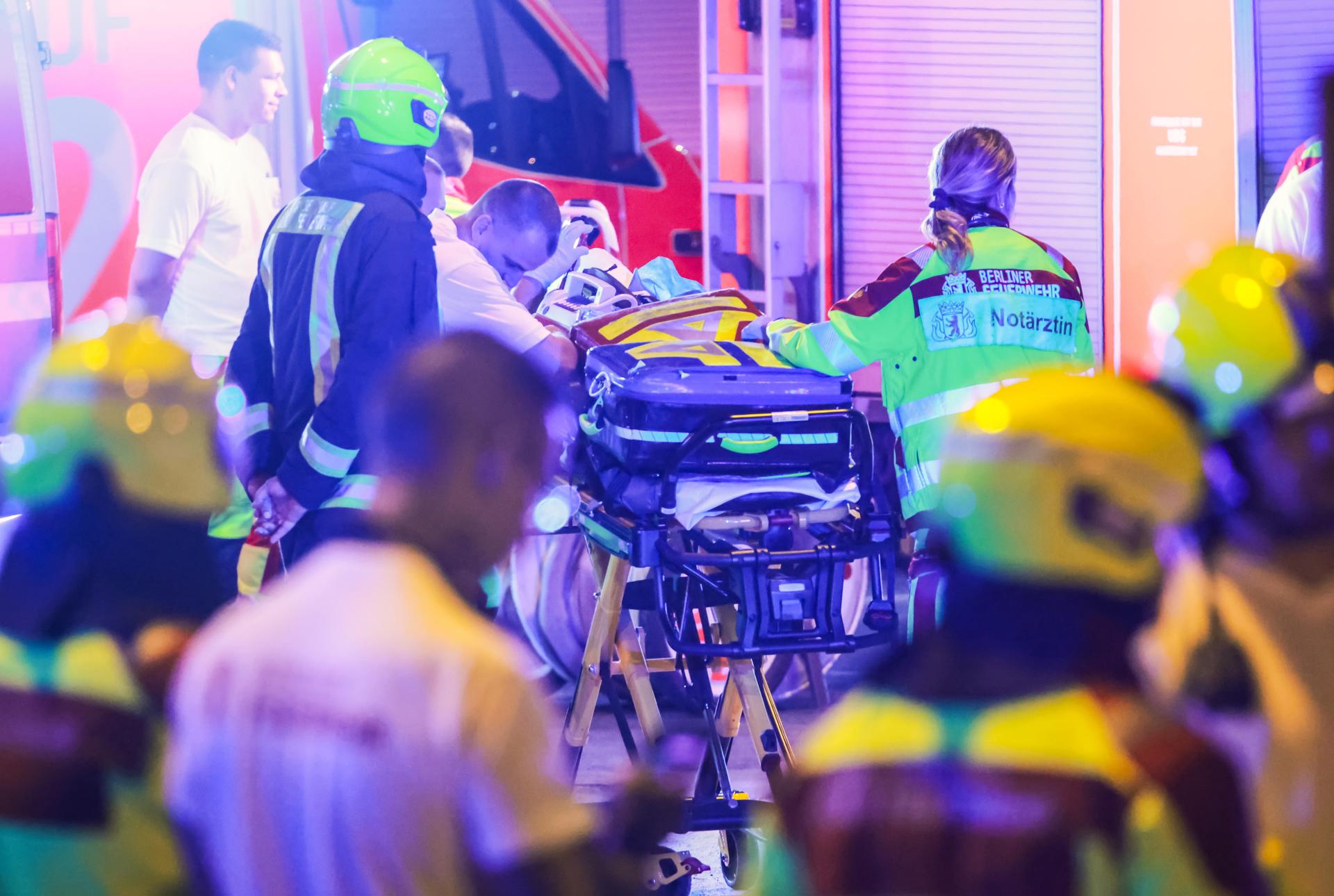 Agentes de policía y personal de seguridad trabajan cerca del lugar donde varias personas resultaron heridas durante un atropello múltiple en Berlín. EFE/Clemens Bilan
